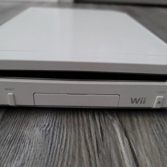 Wii game console with accessories and game - Picture 1 of 9